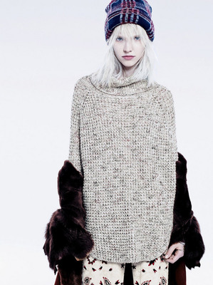 俄罗斯超模Sasha Luss白发造型演绎混纺高领针织衫，Free People风格下的酷感哲学
